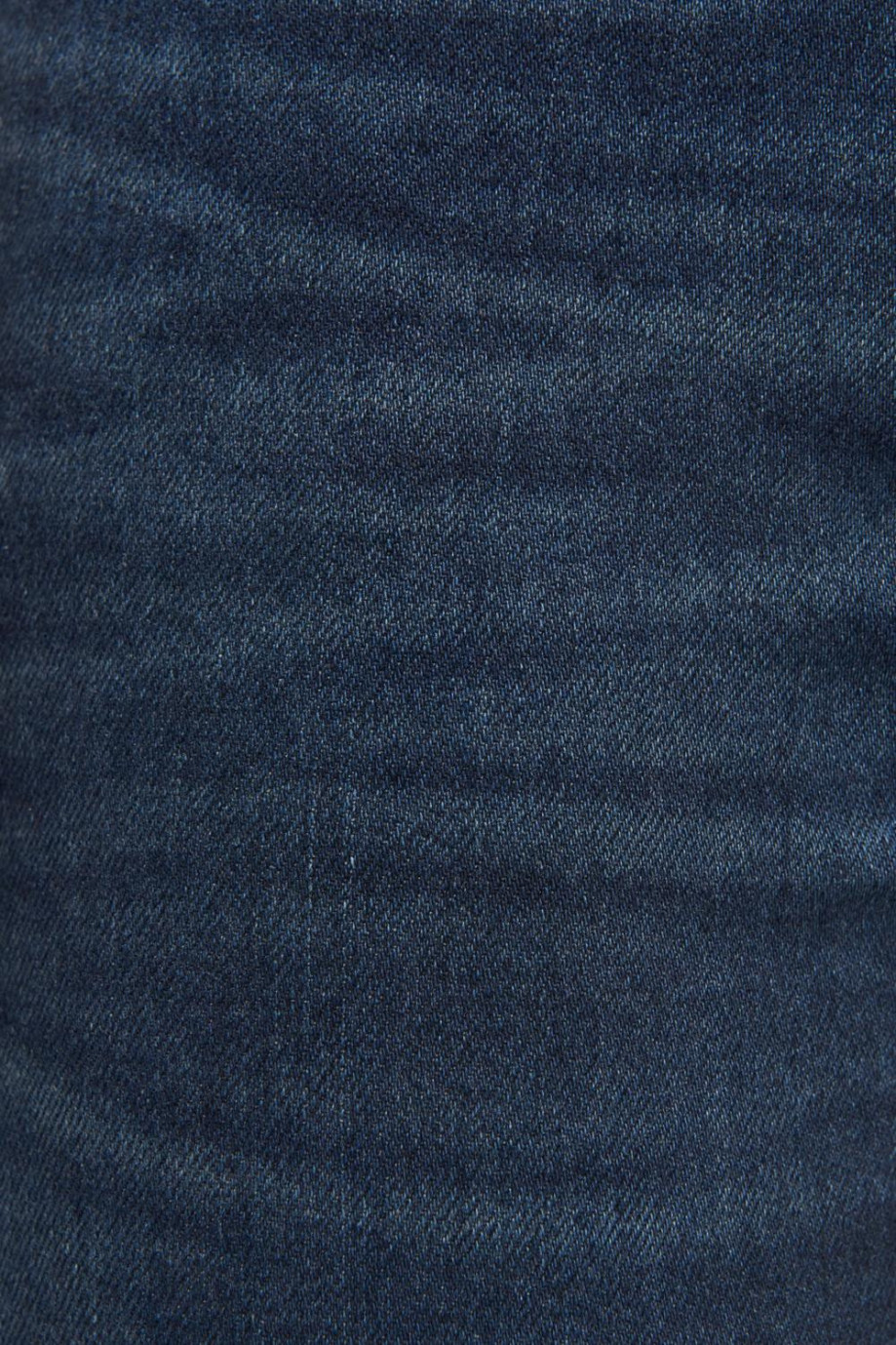 Jean slim azul intenso con tiro bajo, ajuste ceñido y 5 bolsillos