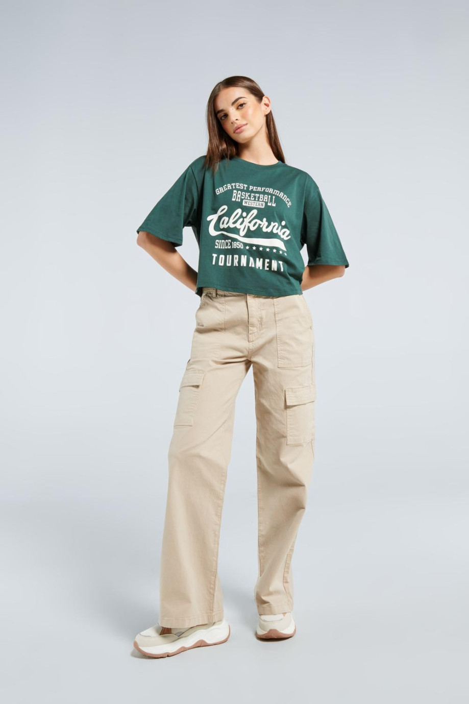 Camiseta verde oscura crop top con texto blanco college de California