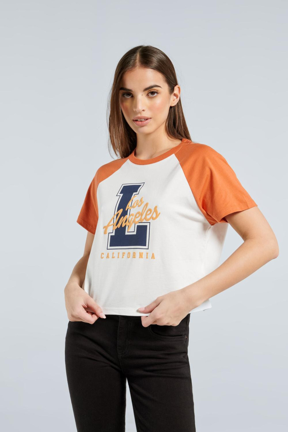 Camiseta manga ranglan corta crema clara con diseño college en frente