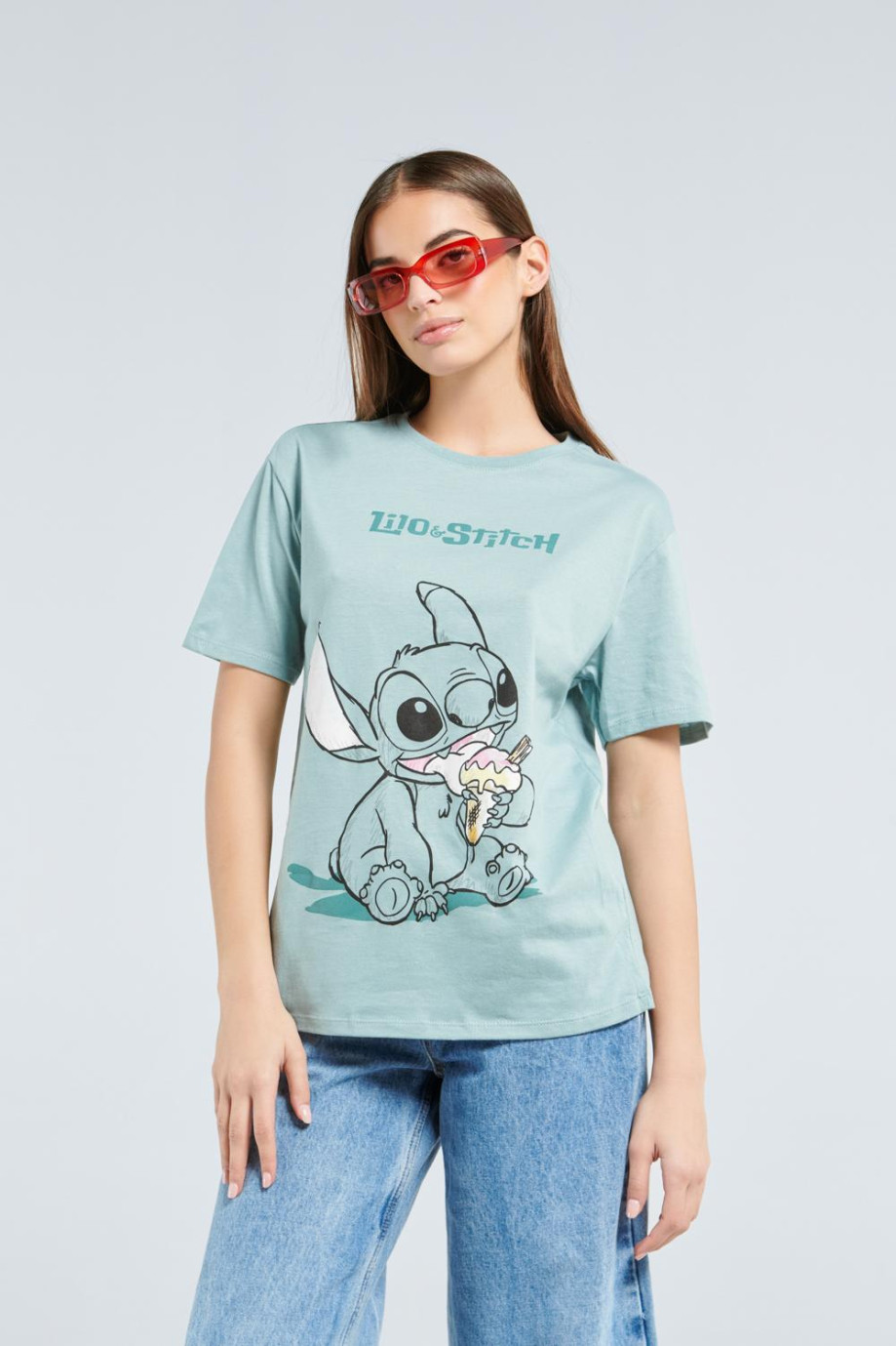 Camiseta verde clara con manga corta y estampado de Lilo & Stitch en frente