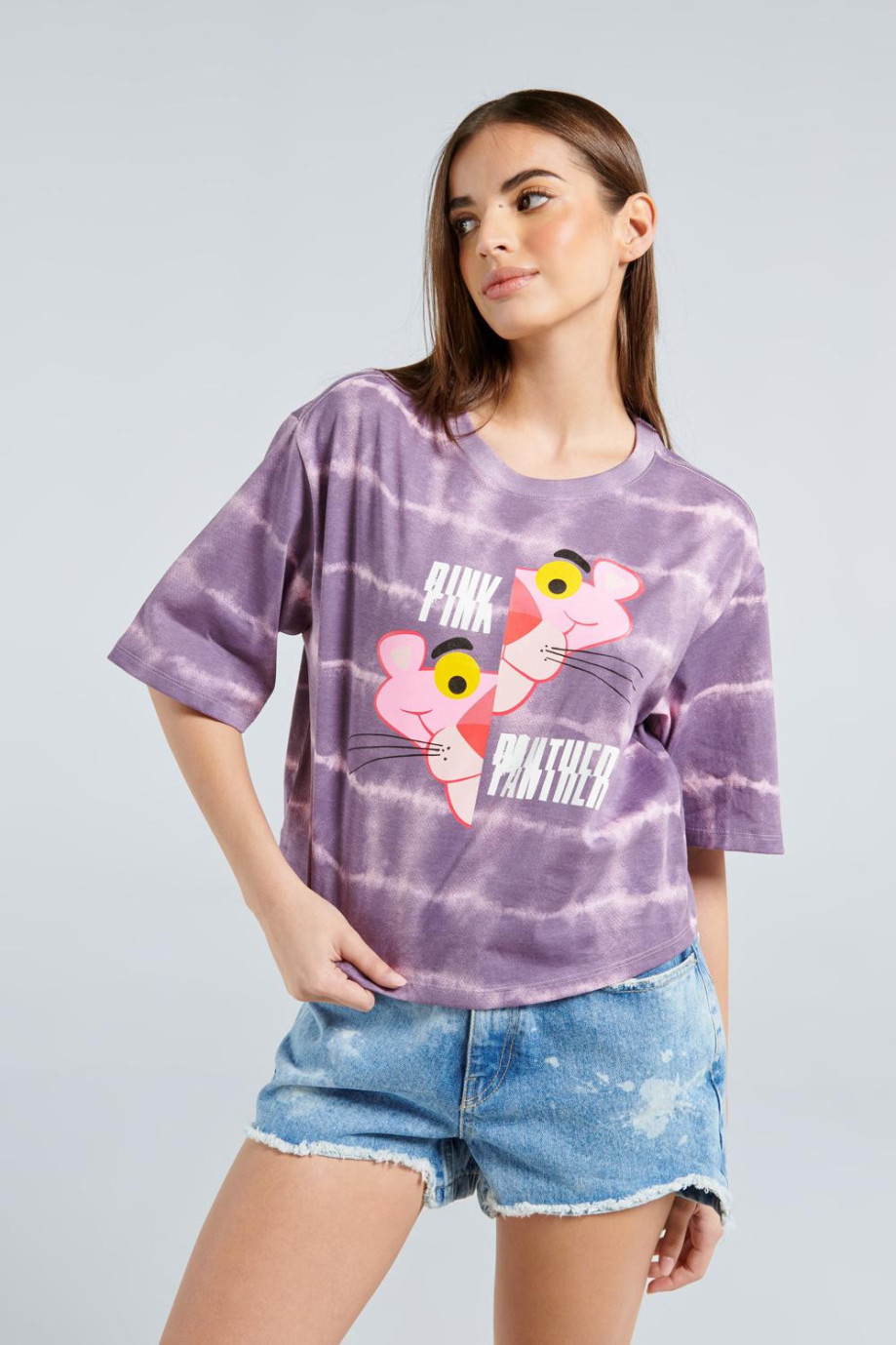 Camiseta crop top lila clara tie dye con diseño de la Pantera Rosa