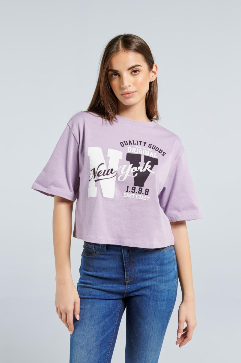 Camiseta lila clara de silueta crop top con diseño college de NY