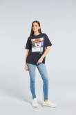 Camiseta manga corta azul intensa con estampado de Escandalosos