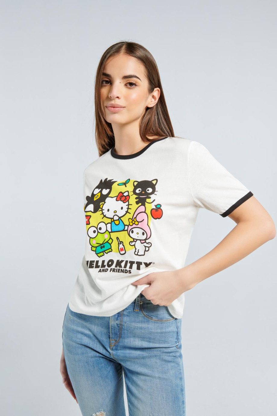 Camiseta manga corta crema clara con diseño de Hello Kitty y contrastes