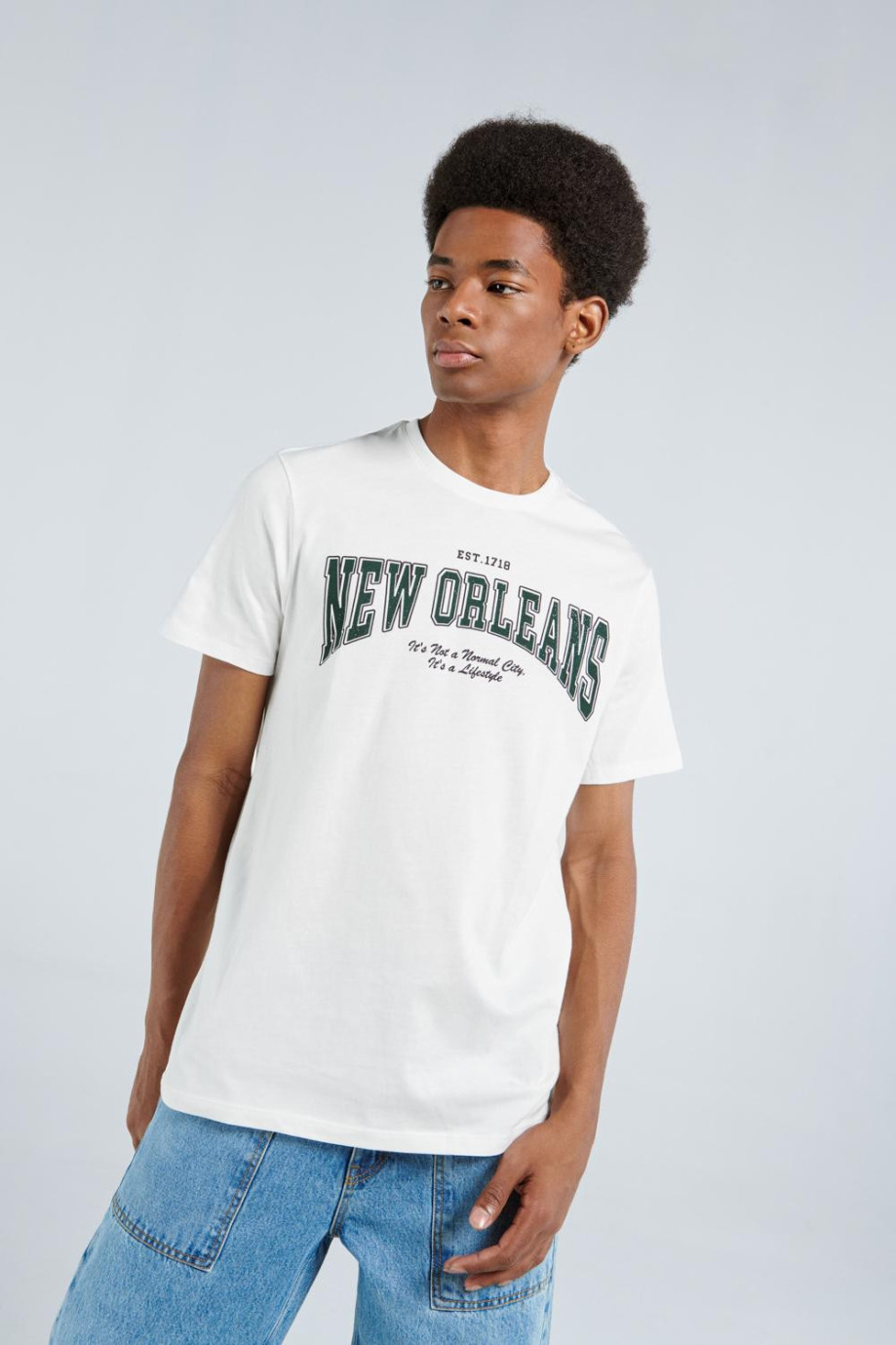 Camiseta crema clara con texto college de New Orleans y manga corta