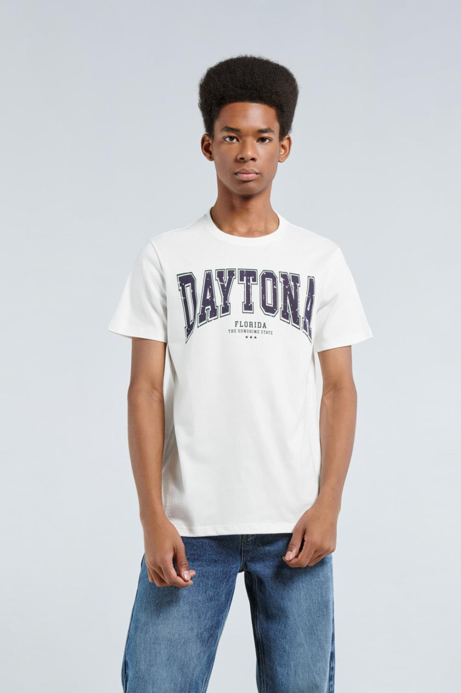 Camiseta crema clara con diseño college de Daytona y manga corta