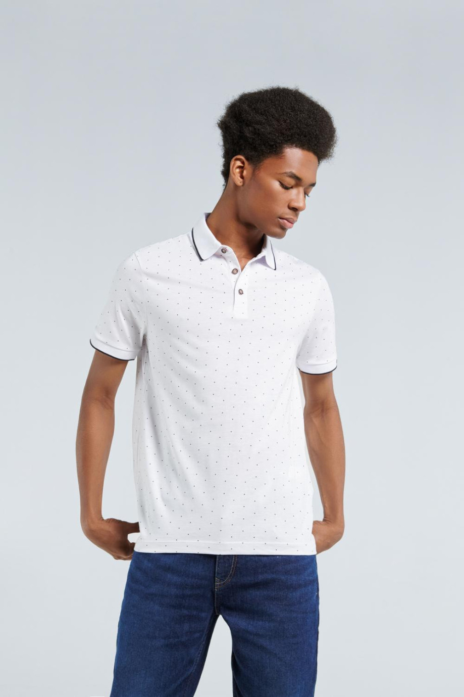 Camiseta blanca tipo polo con puntos negros estampados y manga corta