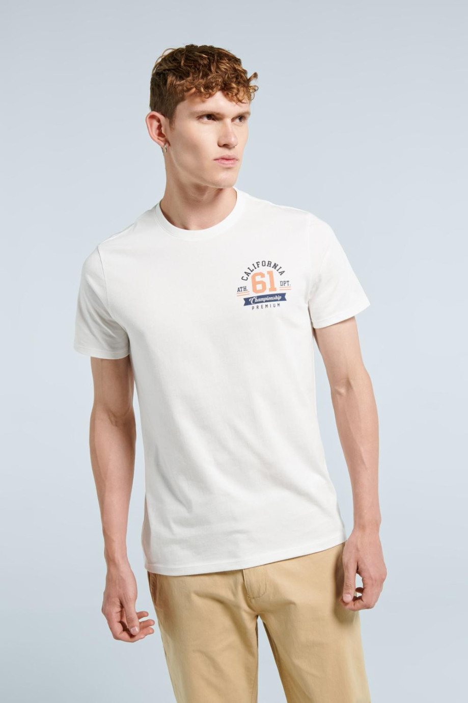 Camiseta manga corta crema con estampado en frente.
