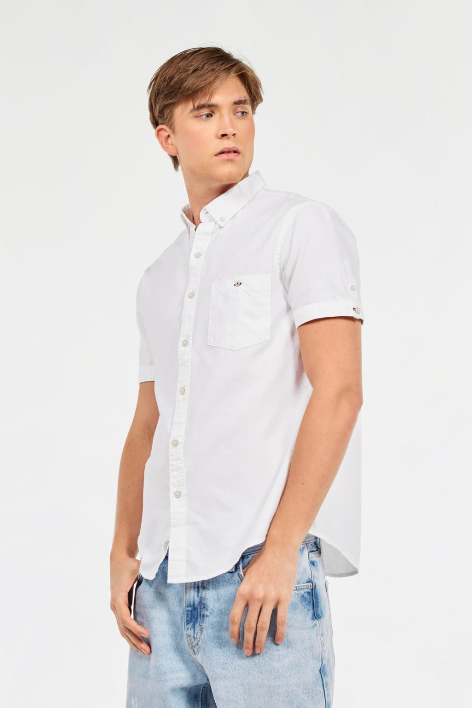 Camisa unicolor con cuello button down, bolsillo y manga corta
