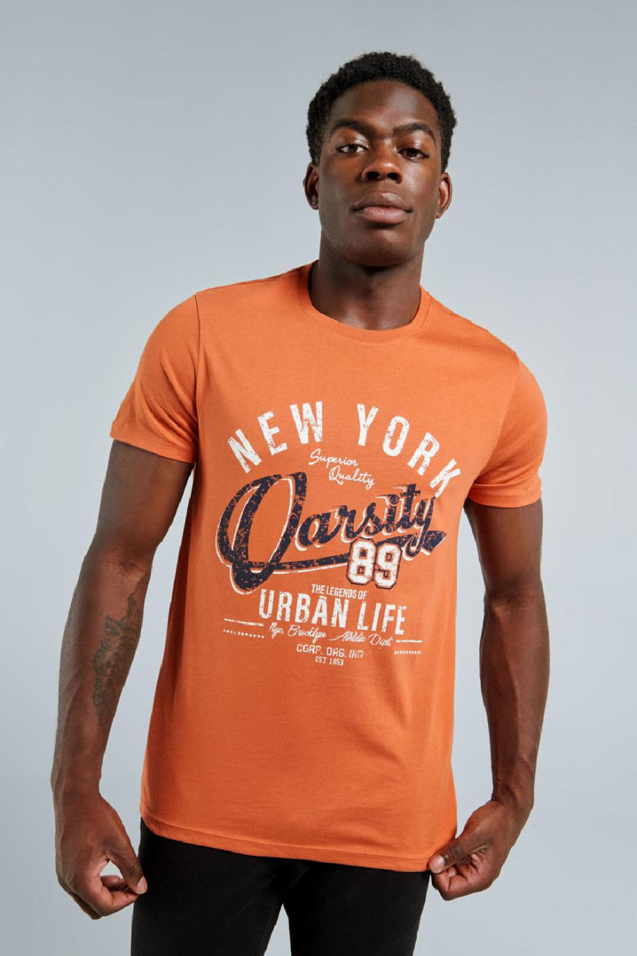Camiseta naranja clara con cuello redondo y diseño college de New York