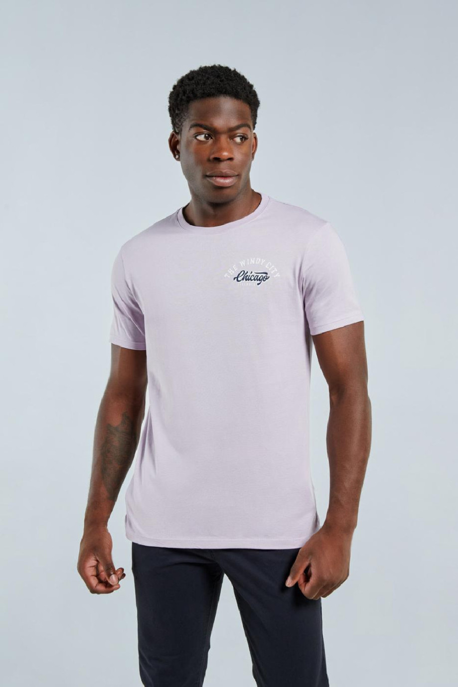 Camiseta lila clara con manga corta y diseño college minimalista de Chicago