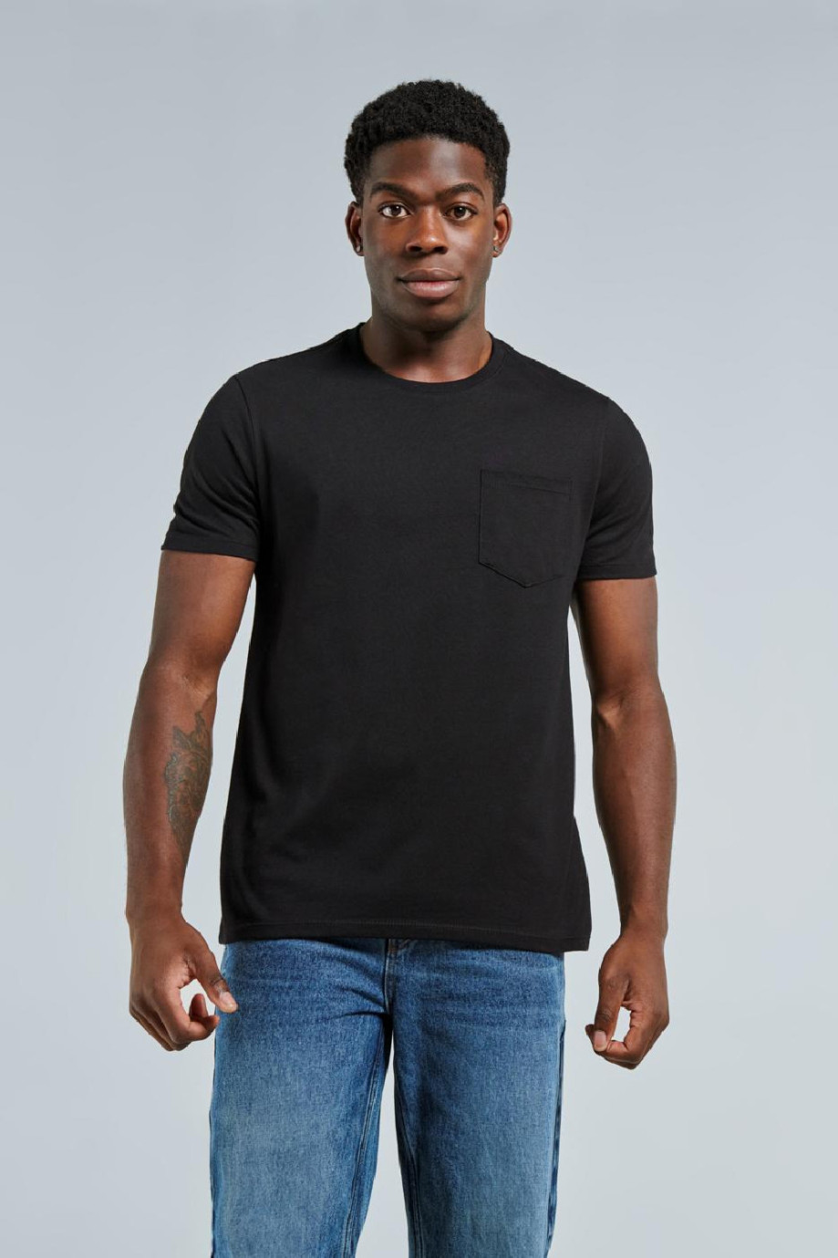 Camiseta manga corta unicolor con cuello redondo y bolsillo en frente