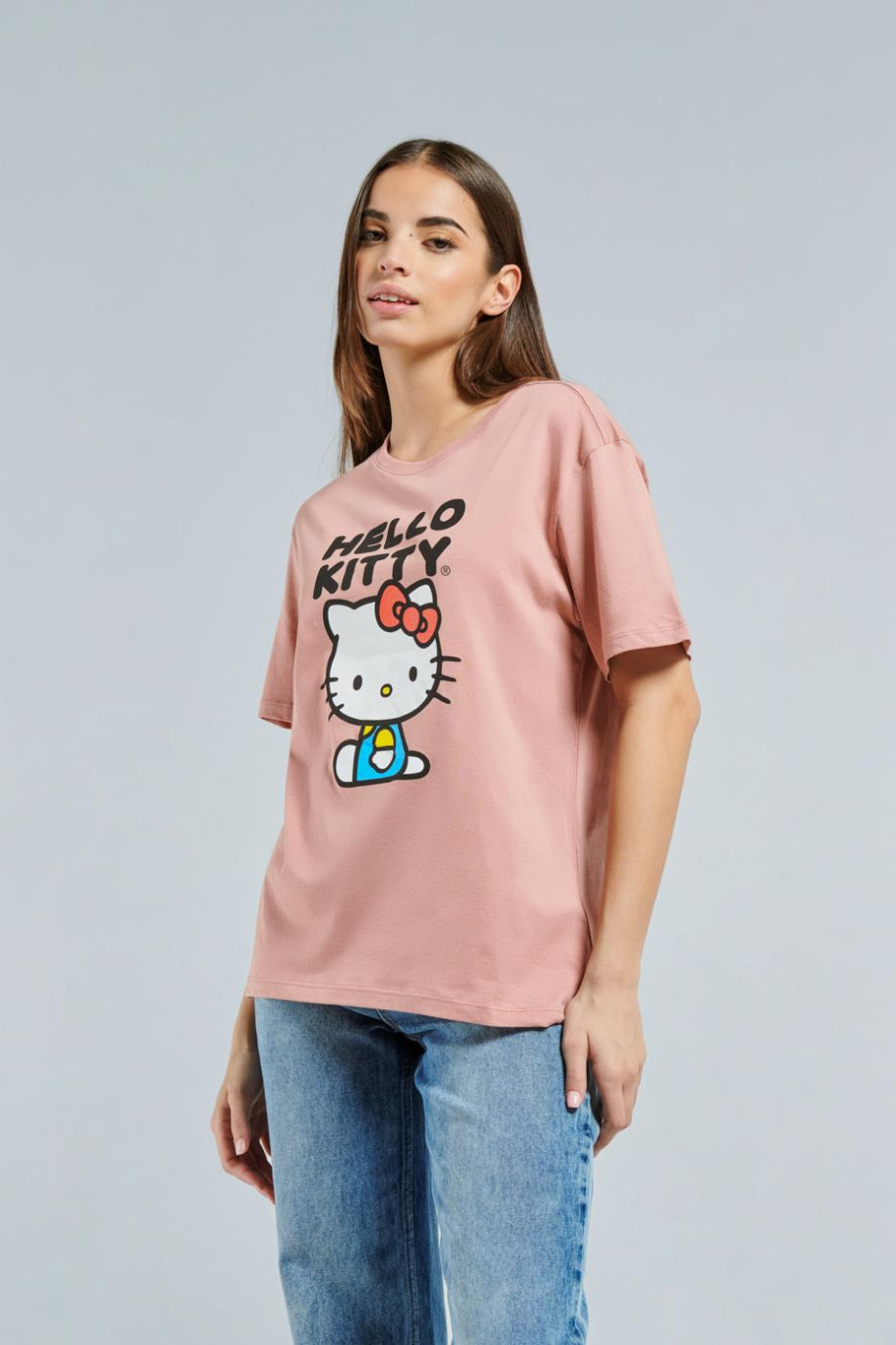 Camiseta rosada clara con manga corta, diseño de Hello Kitty y hombro rodado