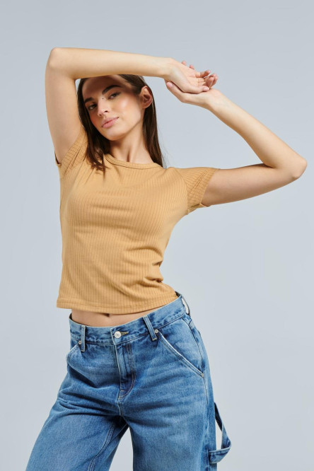 Camiseta unicolor con texturas de canal y cuello redondo