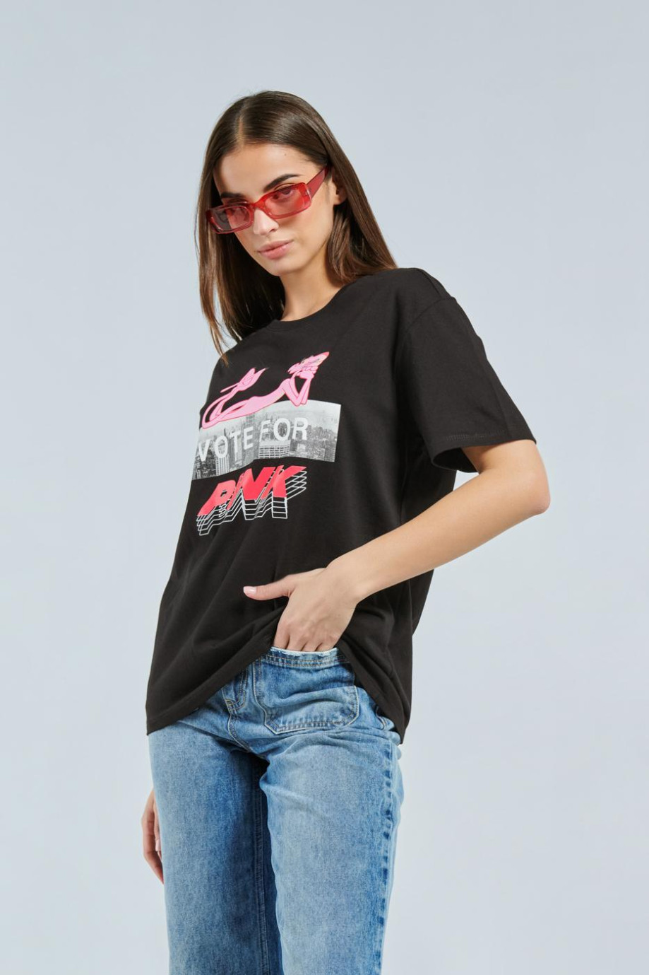 Camiseta manga corta negra con diseño de La Pantera Rosa en frente