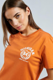 Camiseta naranja clara con manga corta y diseño college blanco de Michigan