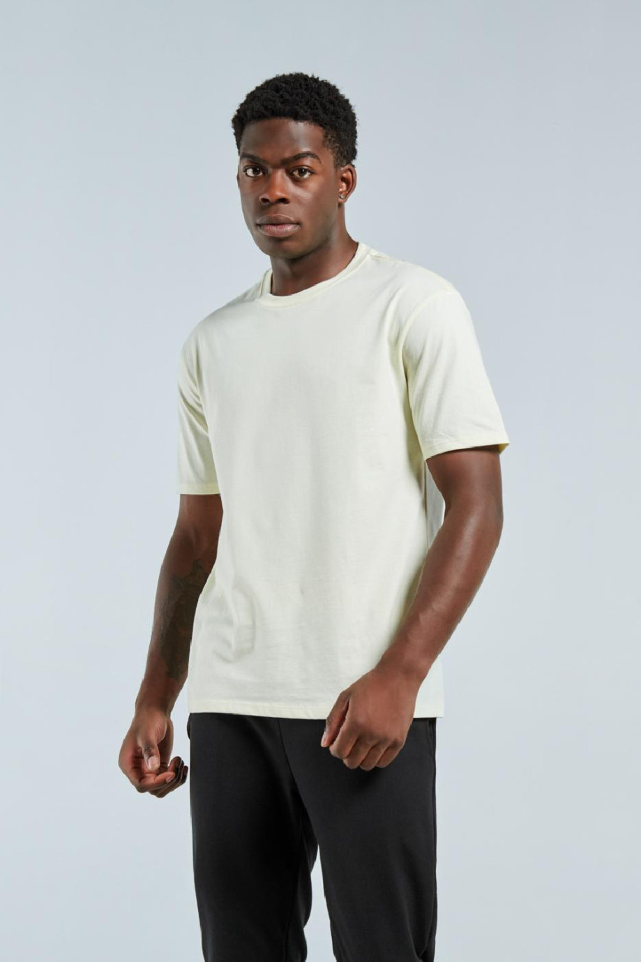 Camiseta en algodón unicolor con manga corta y cuello redondo