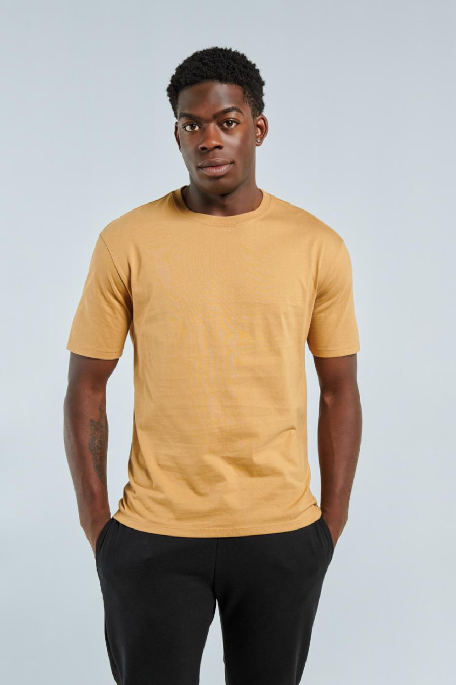 Camiseta en algodón unicolor con manga corta y cuello redondo
