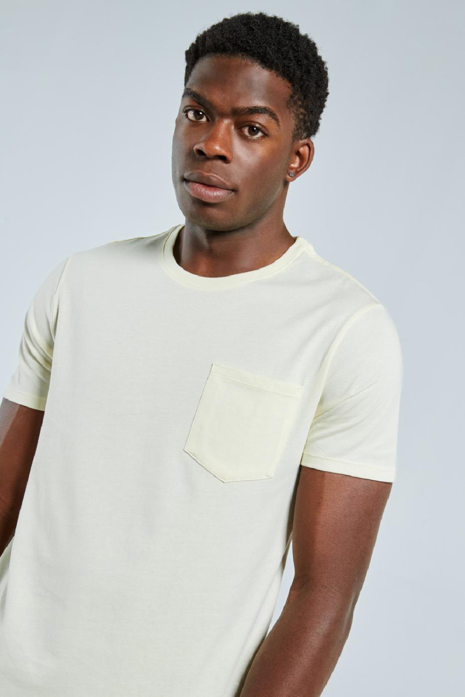 Camiseta unicolor con bolsillo en el pecho y manga corta