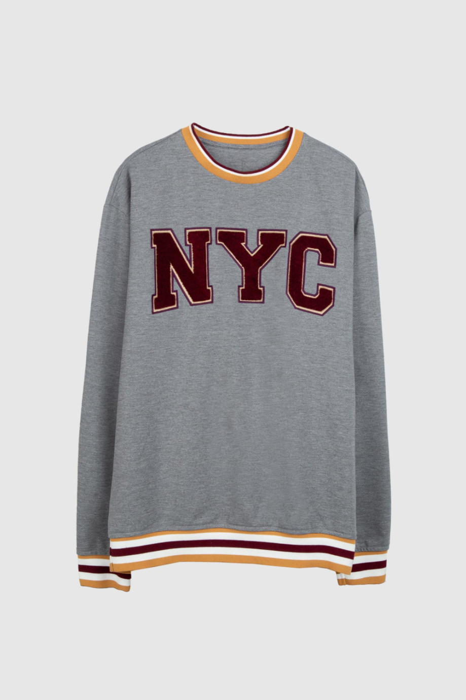 Buzo cuello redondo gris claro con contrastes y diseño college de NYC