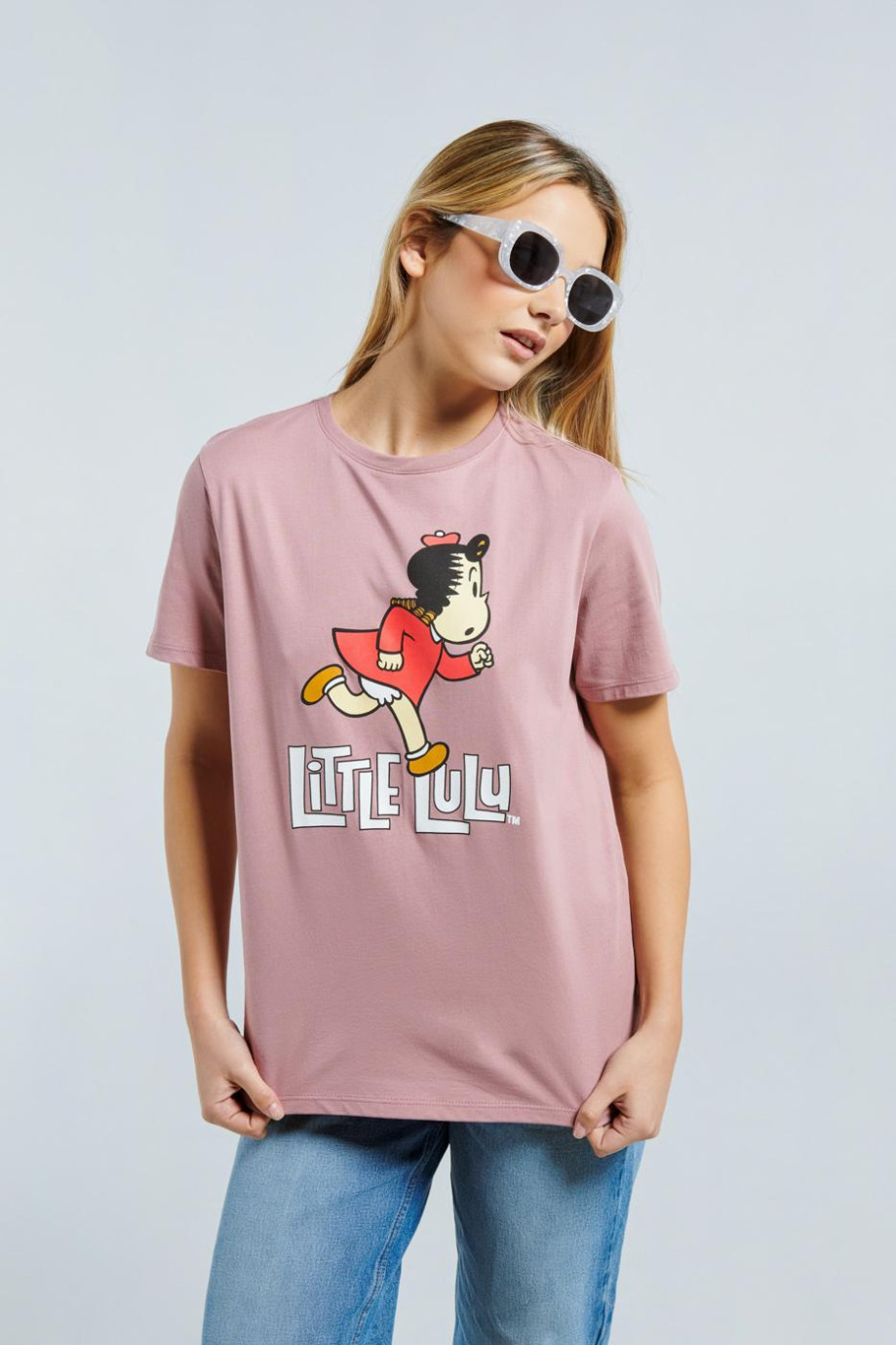 Camiseta rosada clara con cuello redondo y diseño de la pequeña Lulú