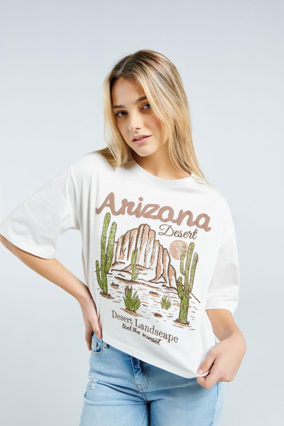 Camiseta crop top crema clara con diseño college con paisaje de Arizona