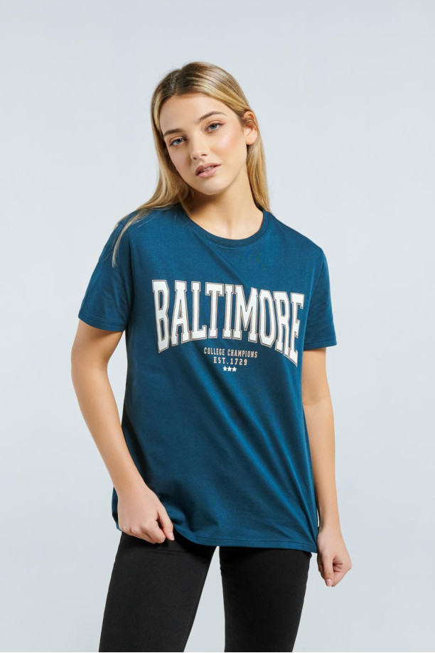 Camiseta cuello redondo azul oscura con texto college de Baltimore