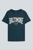 Camiseta cuello redondo azul oscura con texto college de Baltimore blanco