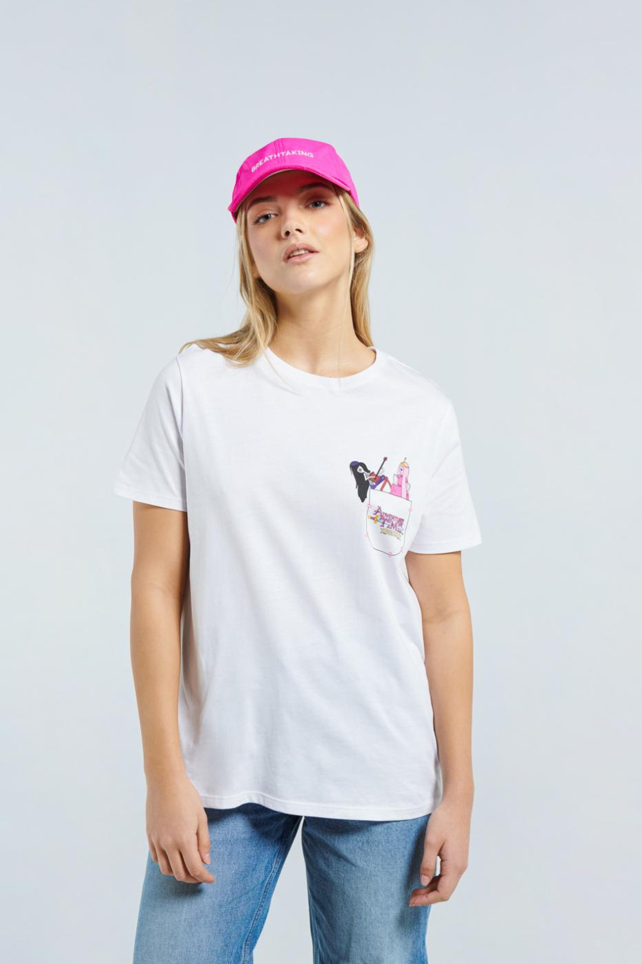 Camiseta blanca con manga corta y estampado de Hora de Aventura