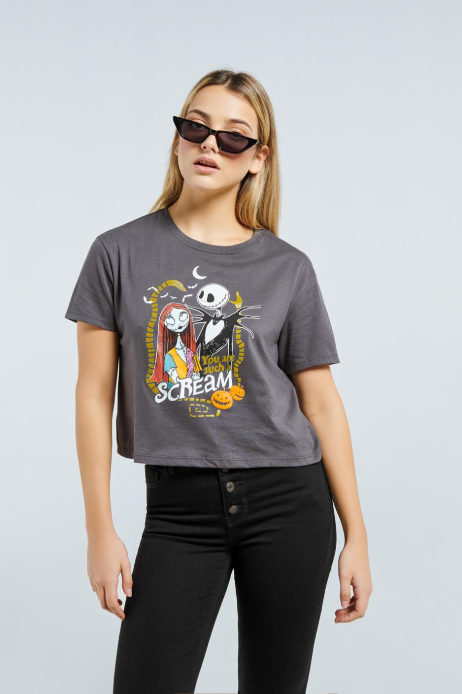 Camiseta gris intensa crop top con diseño de Jack en frente