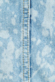 Chaqueta azul clara de jean con diseños de manchas y bolsillos de parche