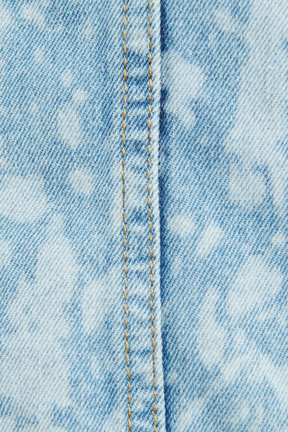 Chaqueta azul clara de jean con diseños de manchas y bolsillos de parche