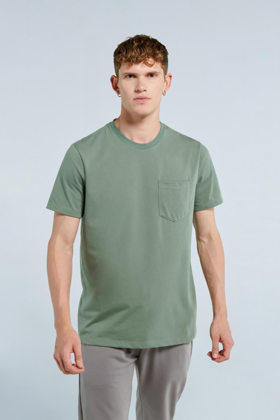 Camiseta manga corta unicolor con cuello redondo y bolsillo en frente