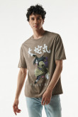 Camiseta oversize cuello redondo kaky oscura con estampado de Naruto