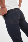 Jean skinny tiro bajo azul intenso con bolsillos y costuras en contraste