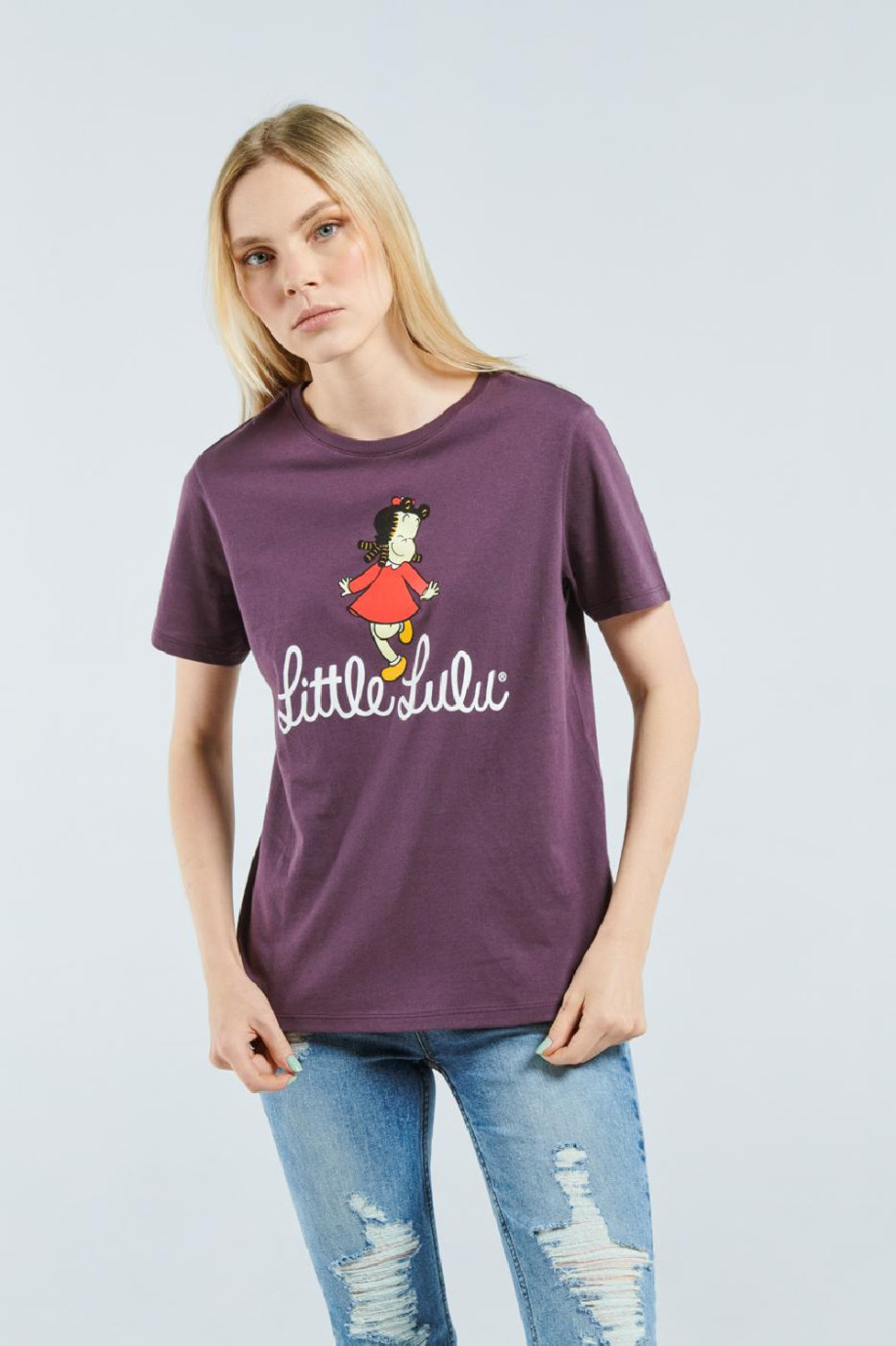 Camiseta morada oscura con cuello redondo y diseño de la pequeña Lulú