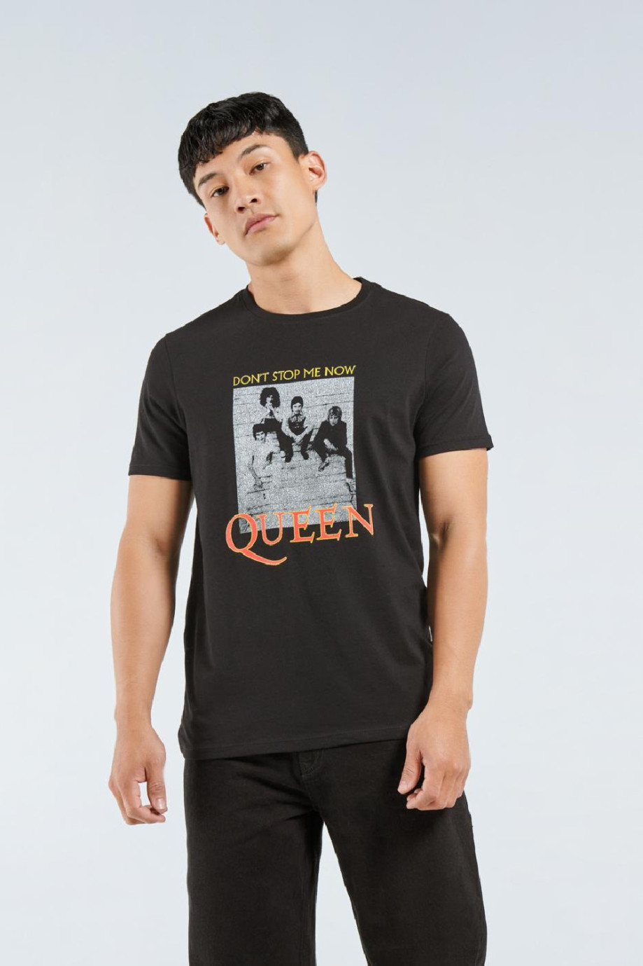Camiseta manga corta negra con estampado de Queen en frente