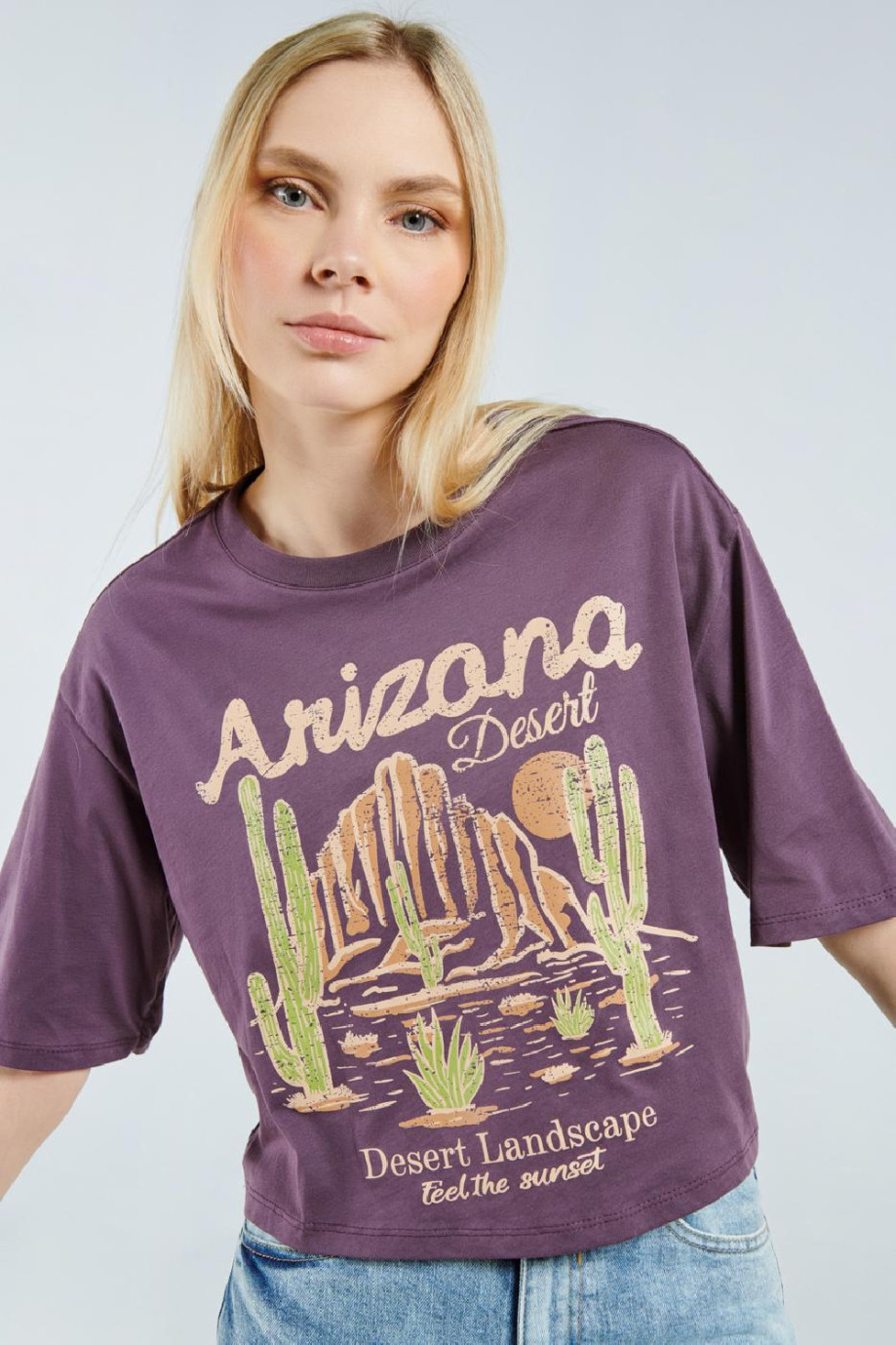 Camiseta crop top morada oscura con diseño college de Arizona