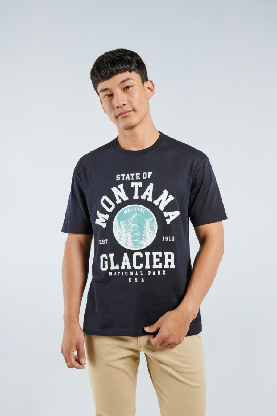Camiseta manga corta azul intensa con diseño college de Montana
