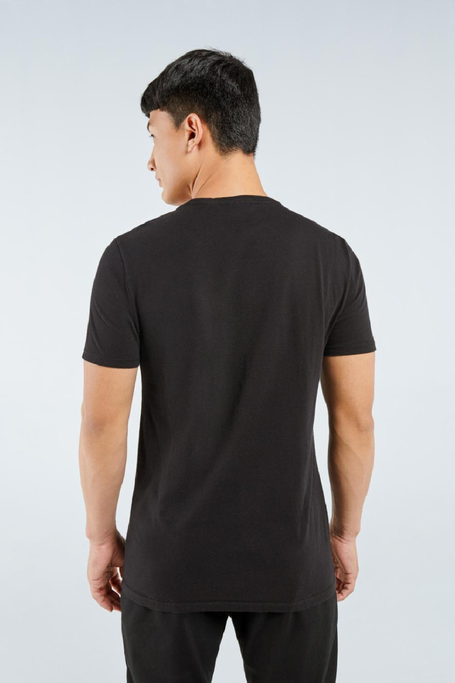 Camiseta negra en algodón con manga corta y cuello redondo