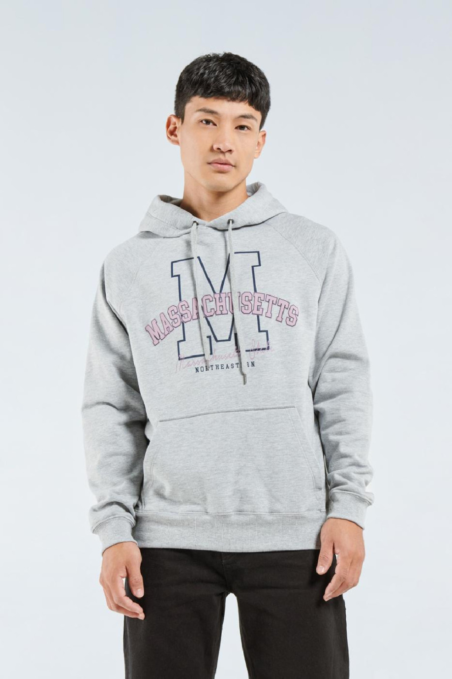 Buzo gris claro con capota y diseño college de Massachusetts