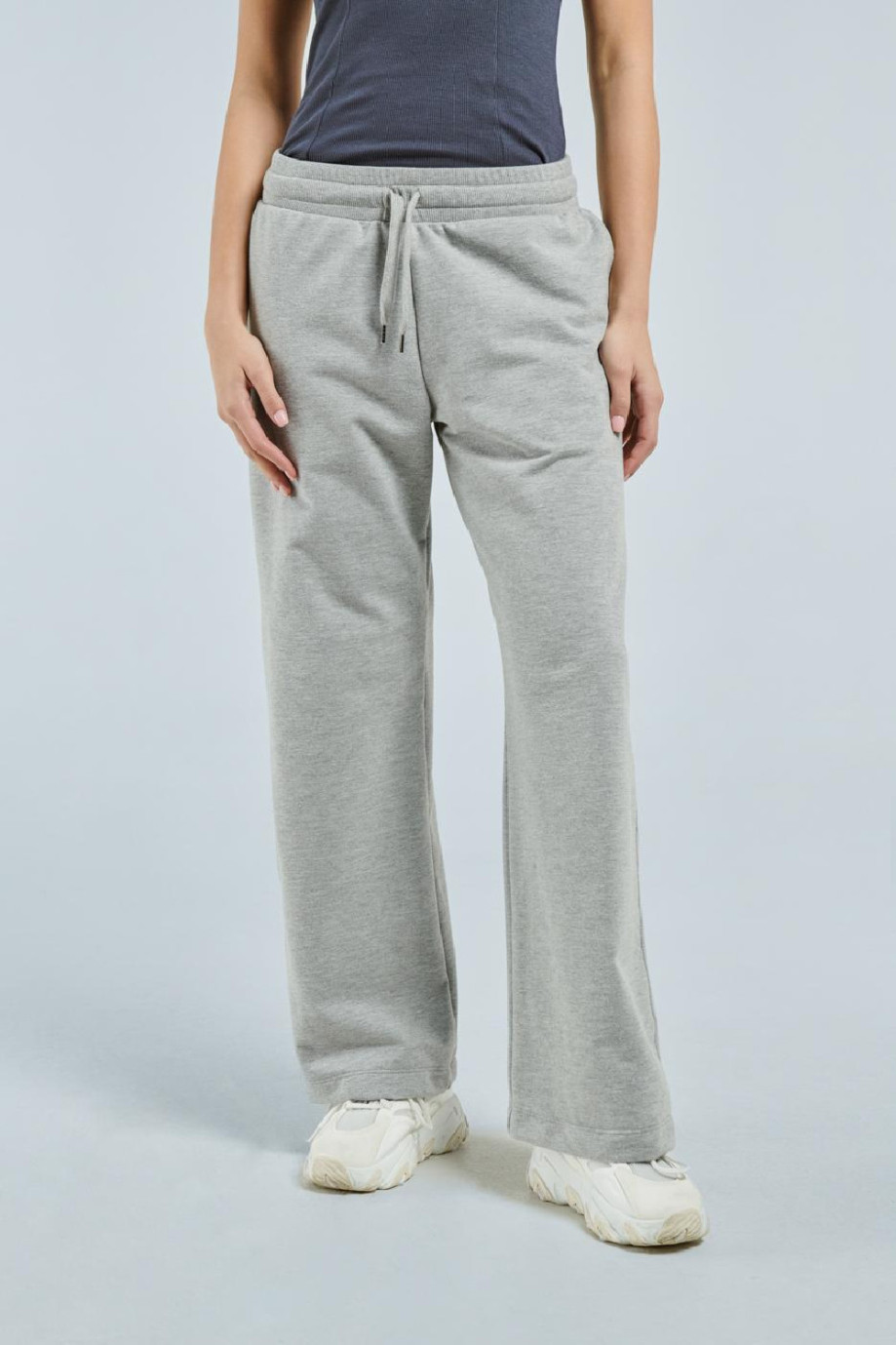 Pantalón jogger gris claro con bota ancha y bolsillos laterales