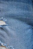 Short en jean azul claro con rotos en frente y tiro medio