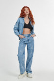 Chaqueta oversize azul clara de jean con bolsillos en el pecho