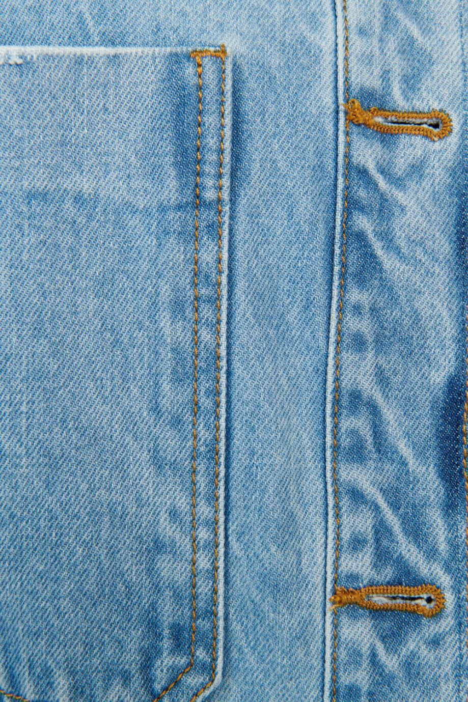Chaqueta oversize azul clara de jean con bolsillos en el pecho