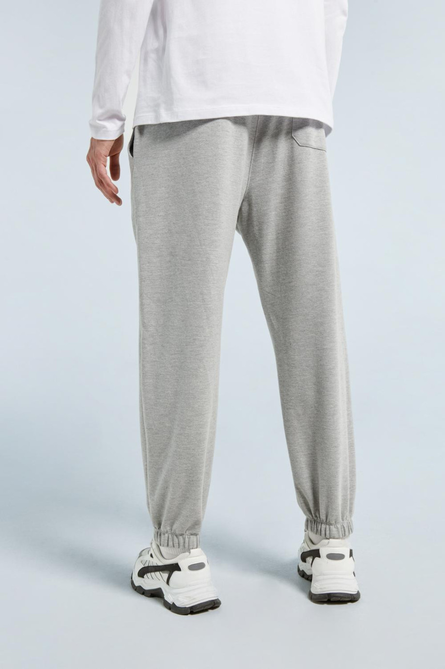 Pantalón jogger gris claro con elástico en bota y bolsillos