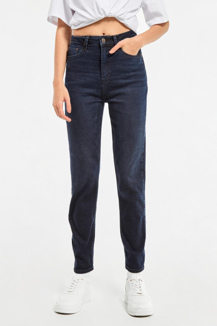 Jean mom súper tiro alto azul intenso con bota recta y bolsillos funcionales