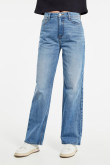 Jean azul claro tipo 90´S con desgastes de color y bota recta