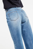 Jean azul claro tipo 90´S con desgastes de color y bota recta