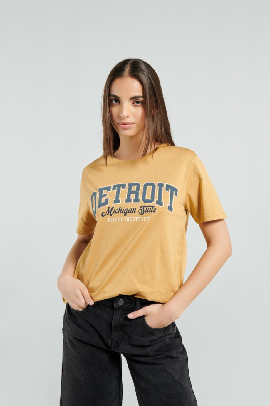 Camiseta kaky clara con diseño college azul de Detroit y manga corta
